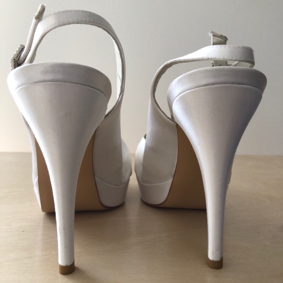 Stuart Weitzman Glowicky Ivory Satin Pumps Size 9 - Picture 5 of 8